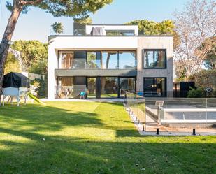 Vista exterior de Casa o xalet en venda en Pozuelo de Alarcón amb Aire condicionat, Jardí privat i Terrassa