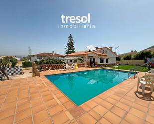 Piscina de Casa o xalet en venda en Alhaurín de la Torre amb Aire condicionat, Jardí privat i Terrassa