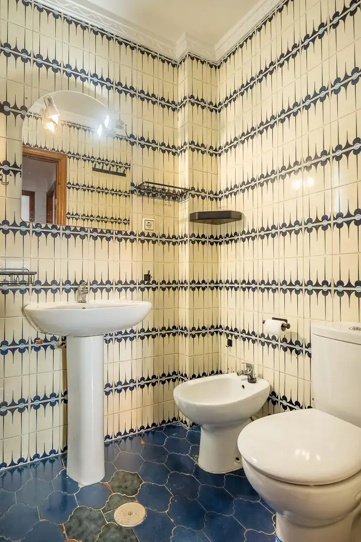 Bathroom of Flat for sale in Sevilla  with Air Conditioner and Terrace