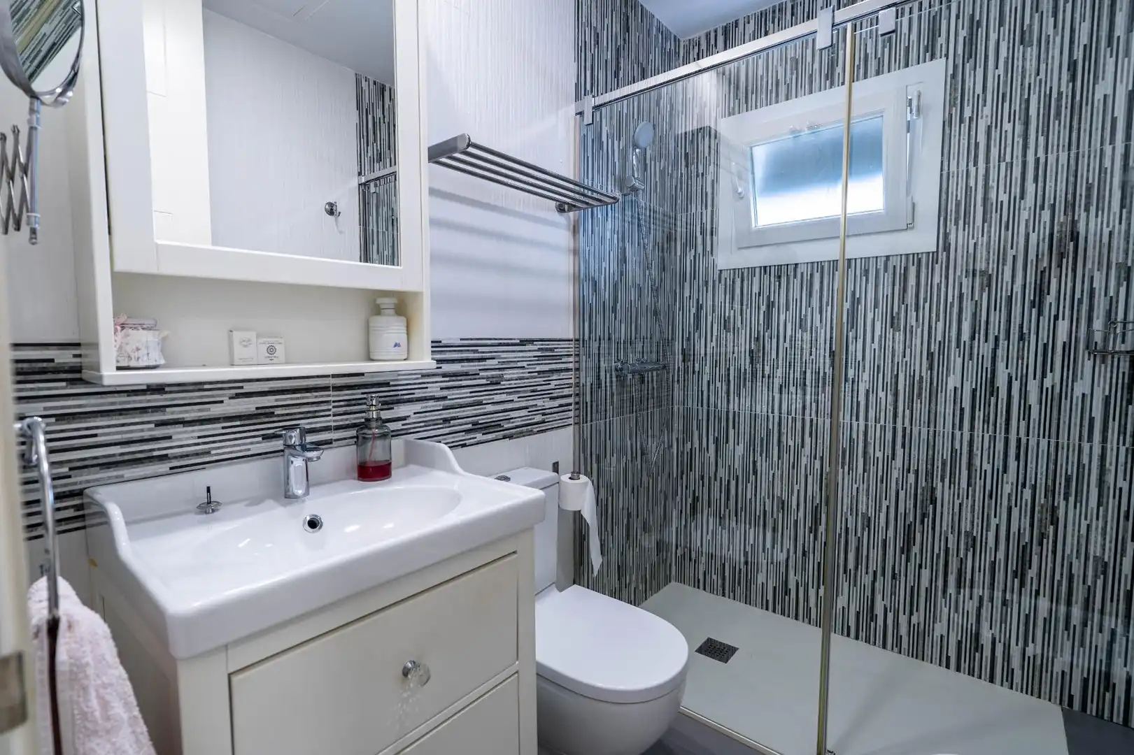 Badezimmer von Dachboden zum Verkauf in Sevilla mit Klimaanlage, Heizung und Terrasse