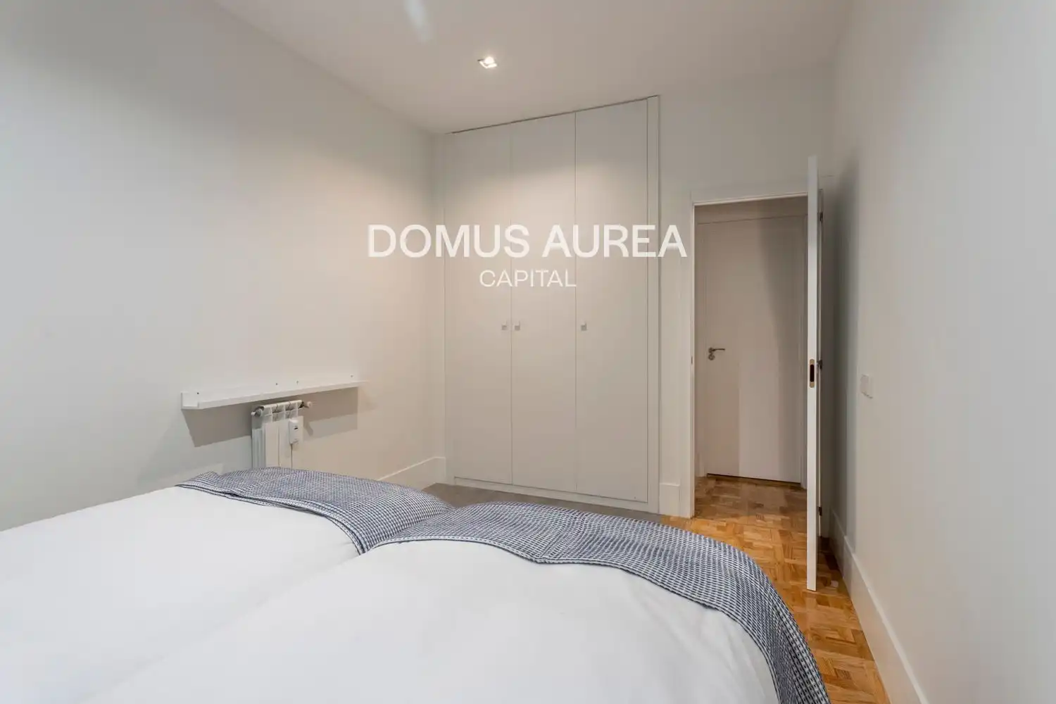 Schlafzimmer von Wohnung zur Miete in Madrid mit Heizung, Parkett und Terrasse