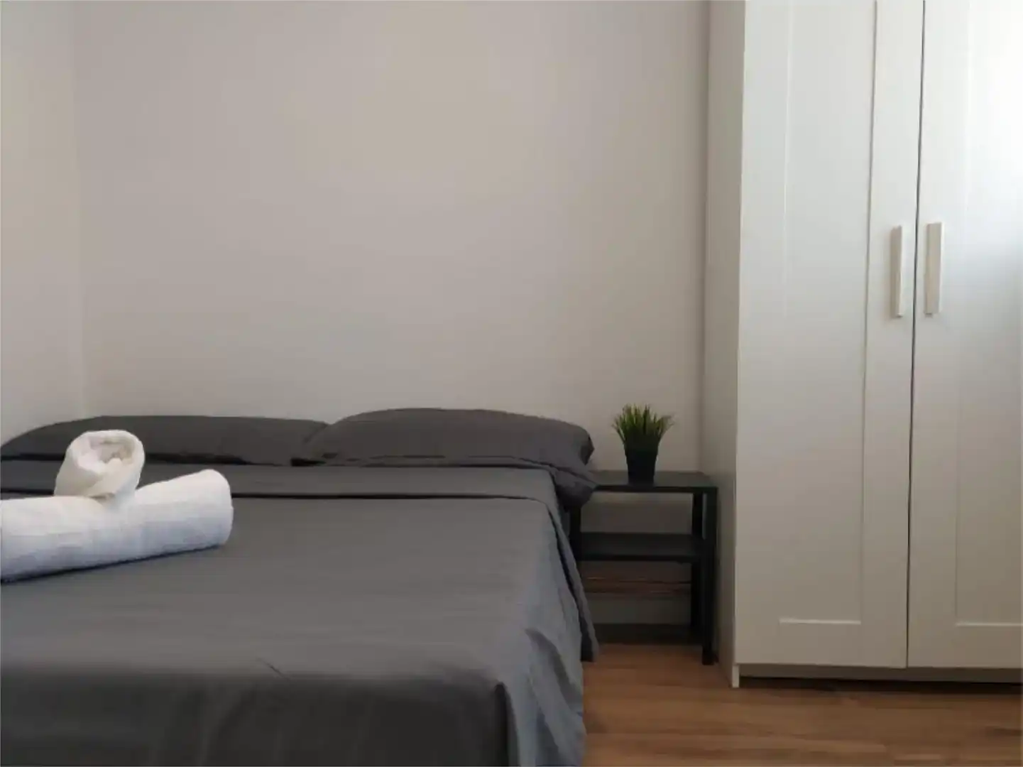 Bedroom of Houses for share in Zaragoza  with Private garden, Parquet flooring and Furnished