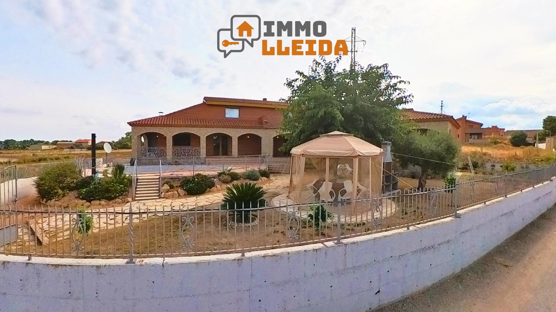 Vista exterior de Casa o xalet en venda en Arbeca amb Calefacció, Jardí privat i Terrassa