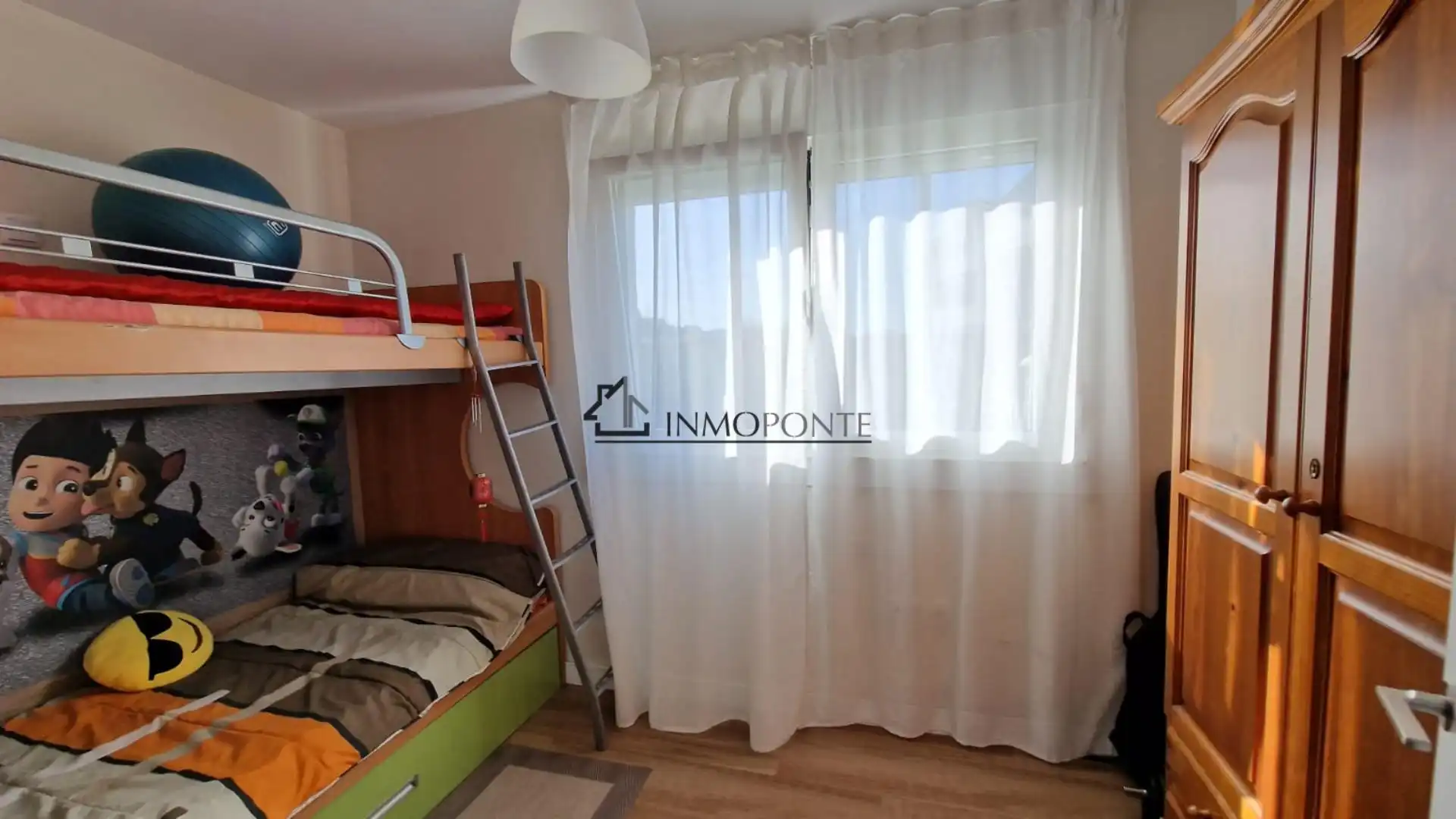 Dormitori de Casa o xalet en venda en Pontevedra Capital  amb Jardí privat