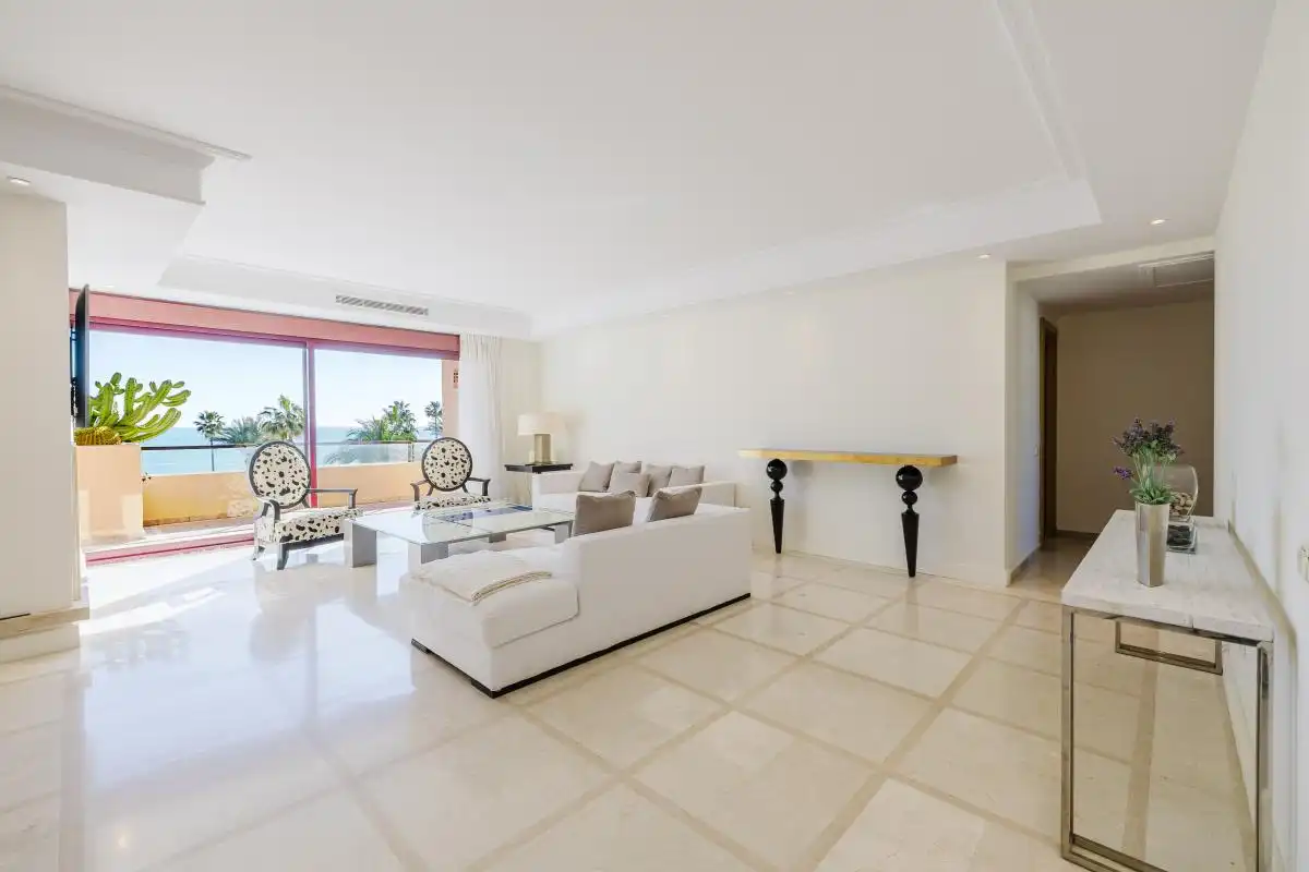 Sala d'estar de Dúplex en venda en Estepona amb Aire condicionat, Calefacció i Jardí privat