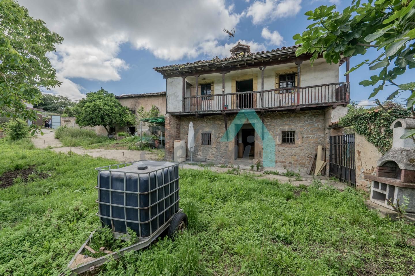 Vista exterior de Casa o xalet en venda en Oviedo  amb Jardí privat, Parquet i Terrassa
