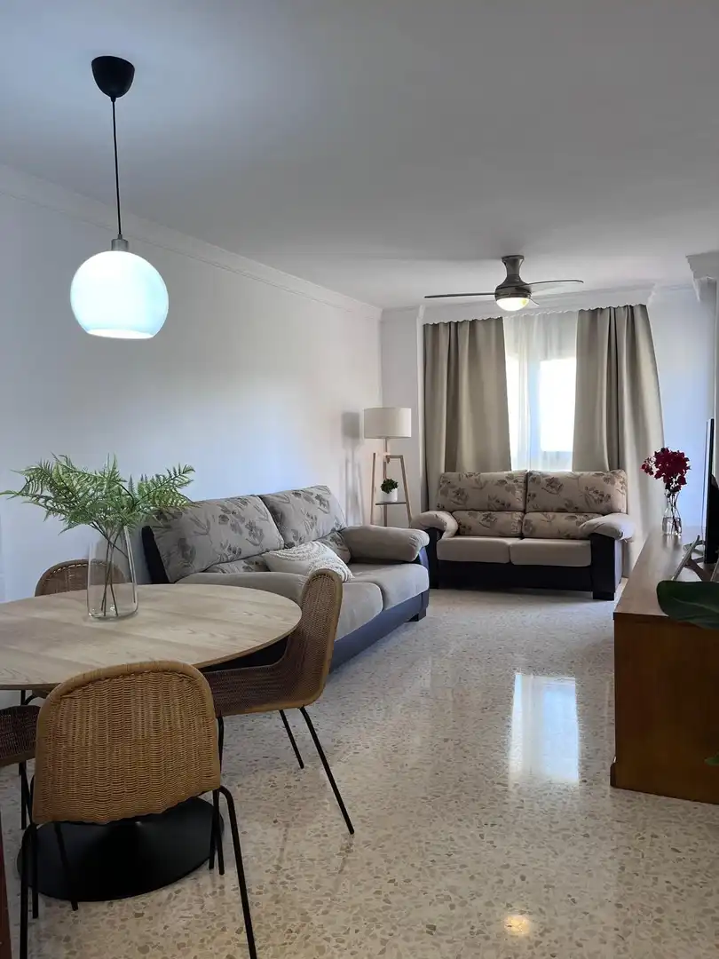 Sala de estar de Apartamento de alquiler en Málaga con Jardín privado, Terraza y Amueblado