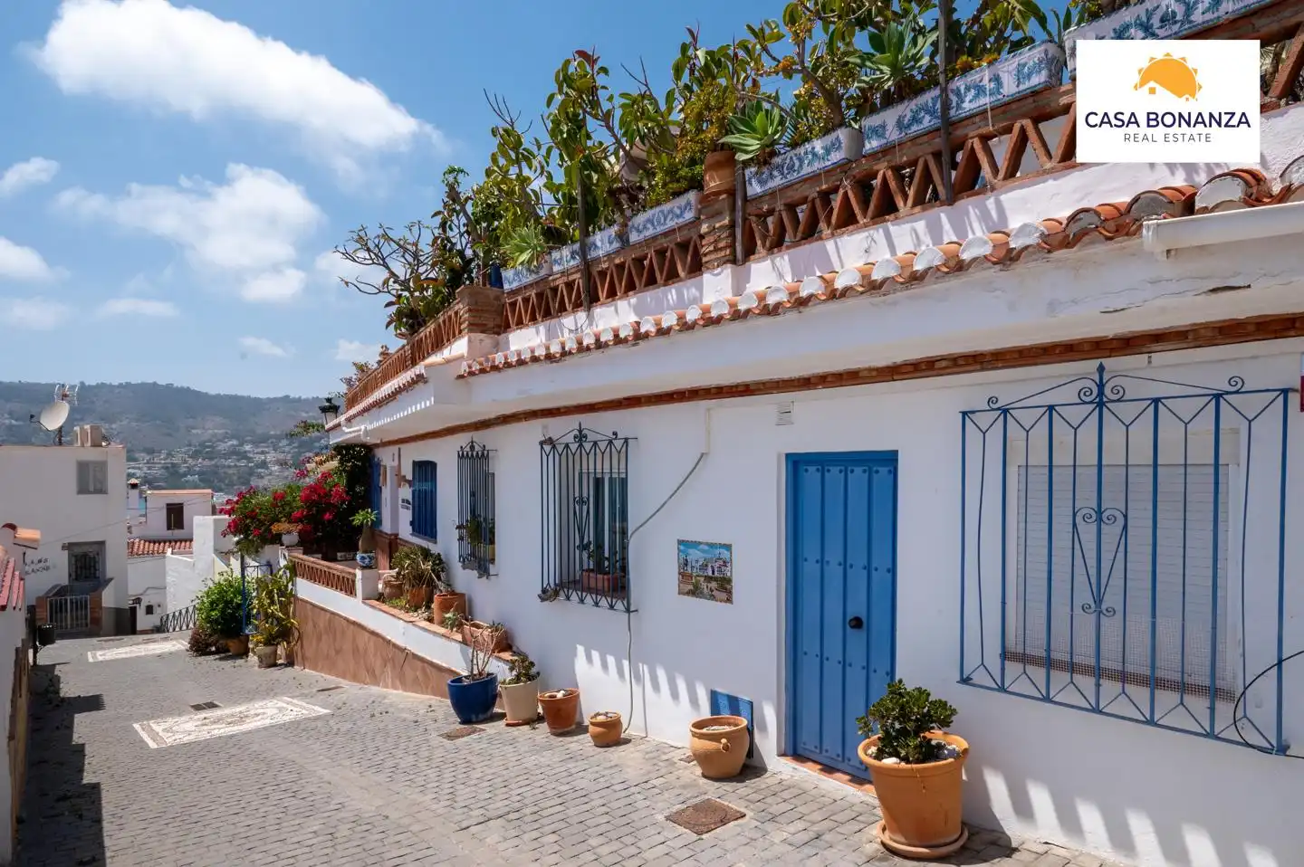 Vista exterior de Casa o chalet en venta en Almuñécar con Terraza, Piscina y Amueblado