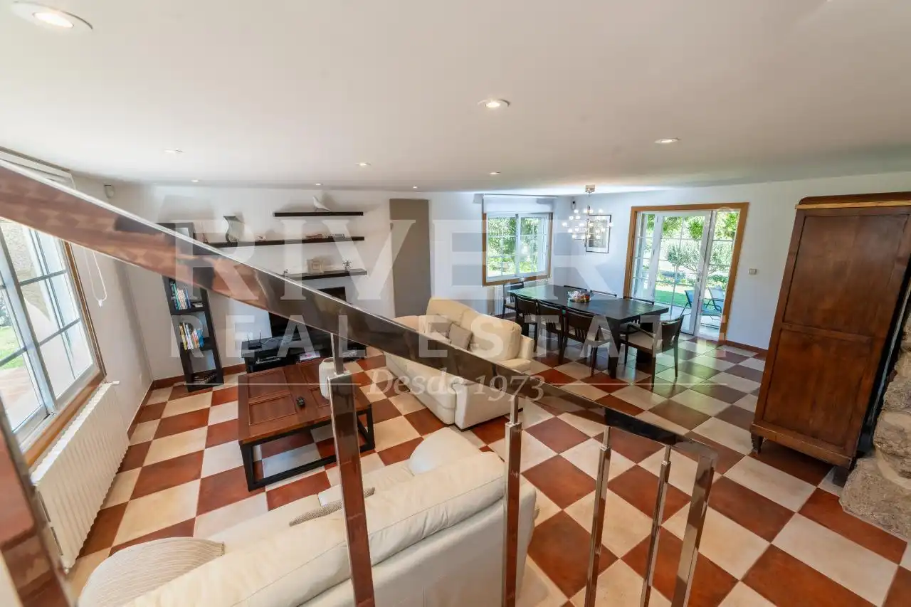 Sala d'estar de Casa o xalet en venda en Nigrán amb Calefacció, Jardí privat i Moblat