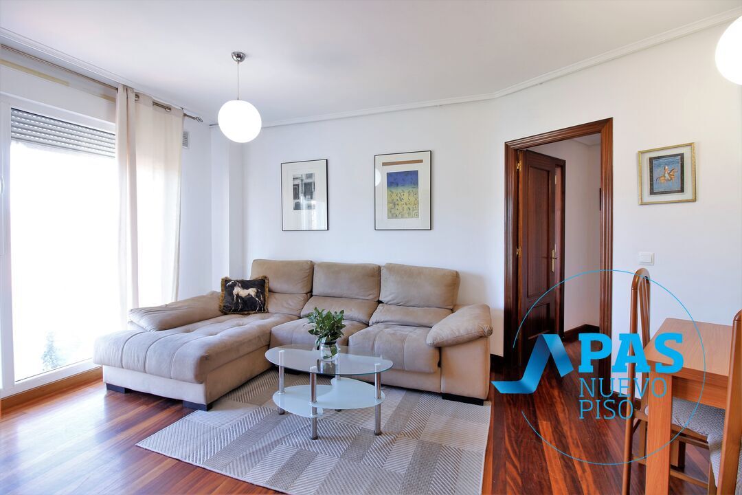 Sala de estar de Piso en venta en Miengo con Calefacción, Trastero y Amueblado