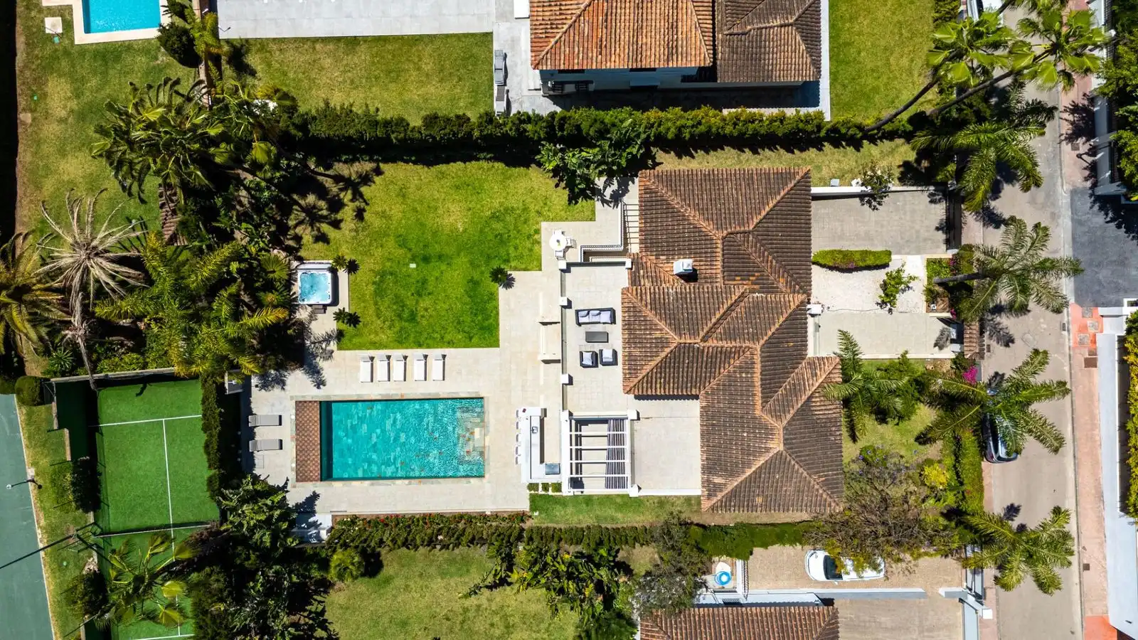 Vista exterior de Casa o xalet en venda en Marbella amb Aire condicionat, Jardí privat i Terrassa