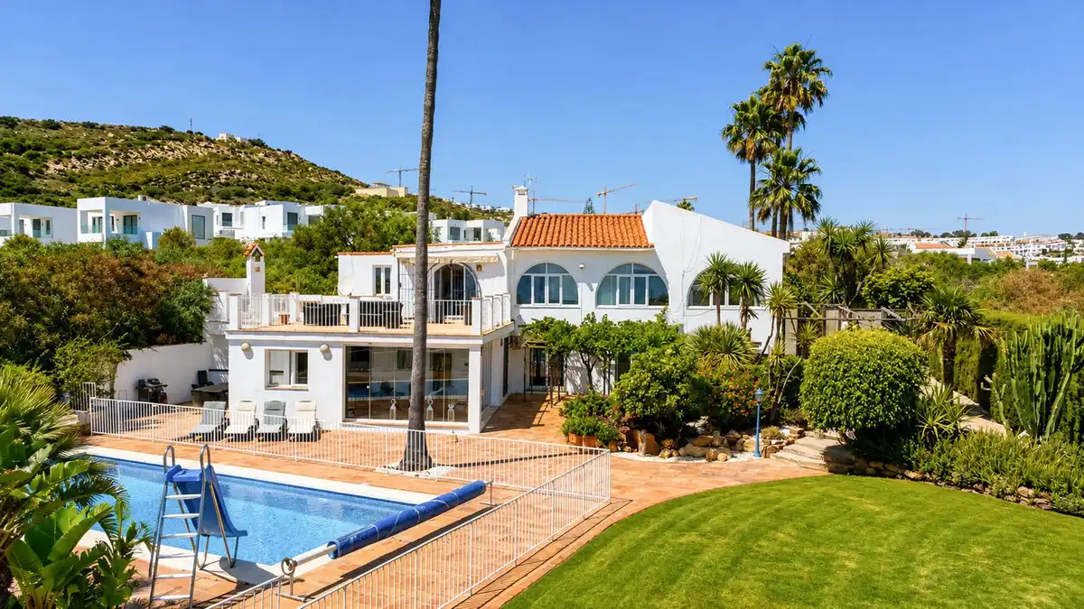 Vista exterior de Casa o xalet en venda en Sotogrande amb Aire condicionat, Jardí privat i Terrassa