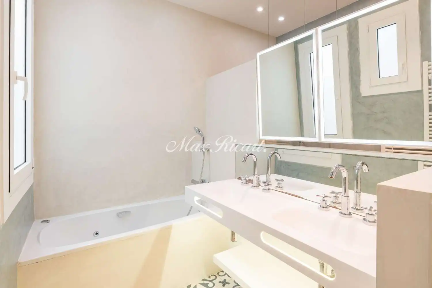 Bathroom of Flat for rent in Barcelona  with Air Conditioner, Heating and Swimming Pool
