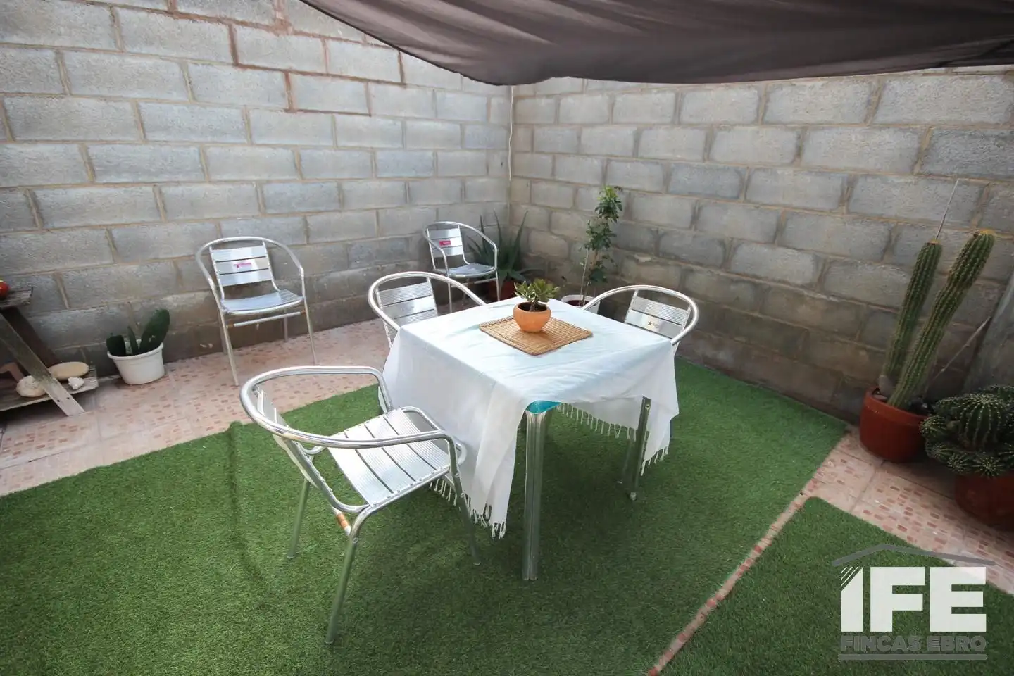Terrasse von Einfamilien-Reihenhaus zum Verkauf in Castejón (Navarra) mit Klimaanlage, Heizung und Privatgarten