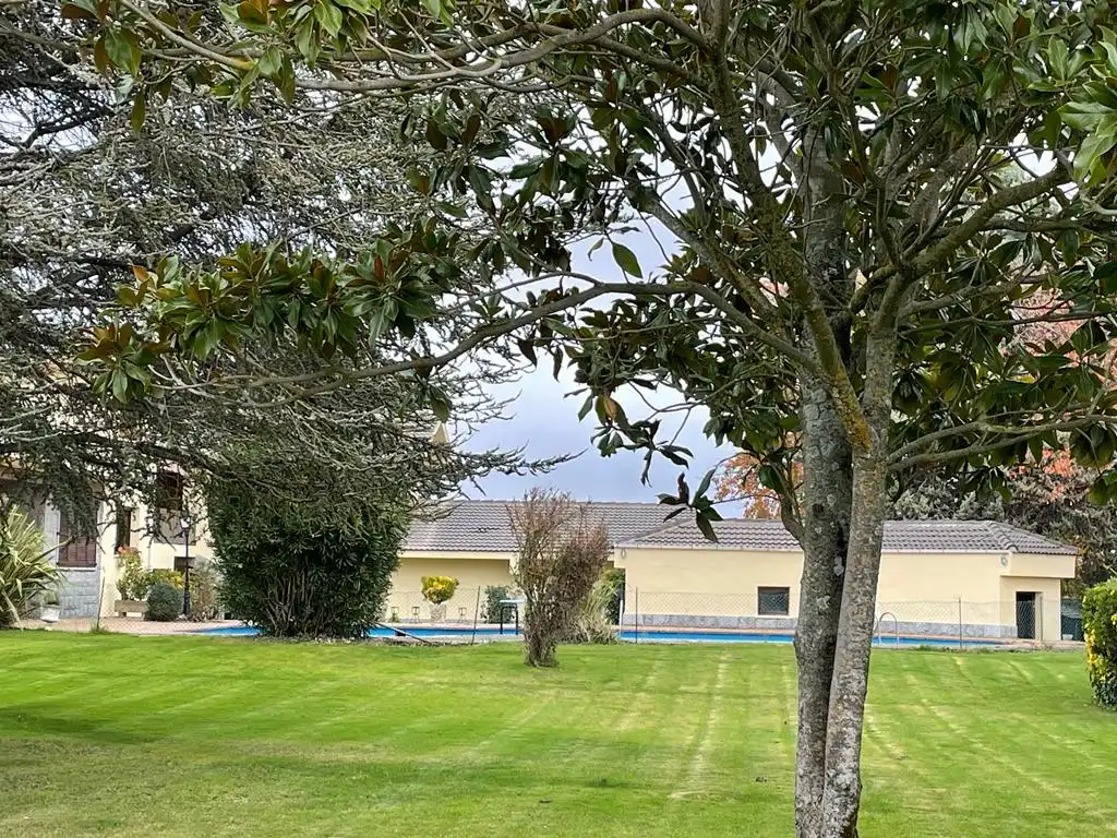 Vista exterior de Casa o xalet en venda en Castañares de Rioja amb Calefacció, Jardí privat i Parquet