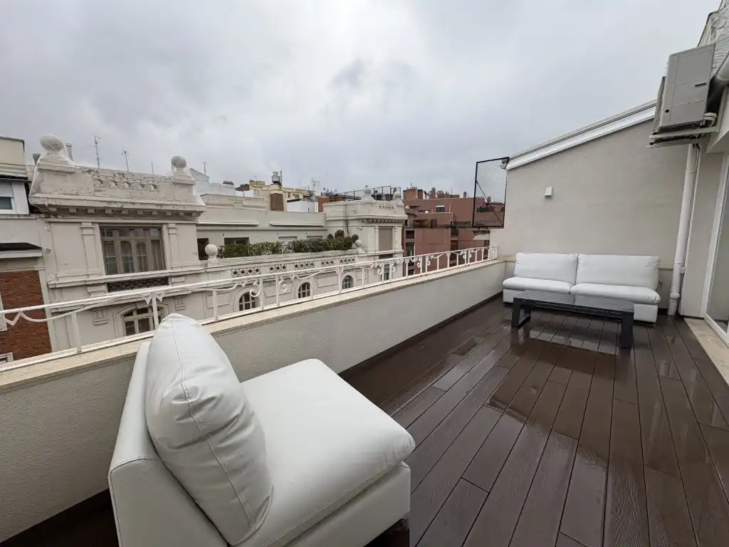 Penthouse with lift for sale in Barrio de Salamanca