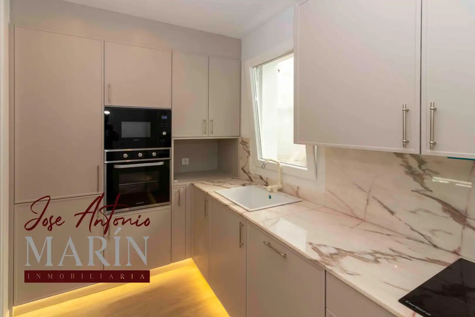Cuina de Apartament en venda en Badajoz amb Aire condicionat