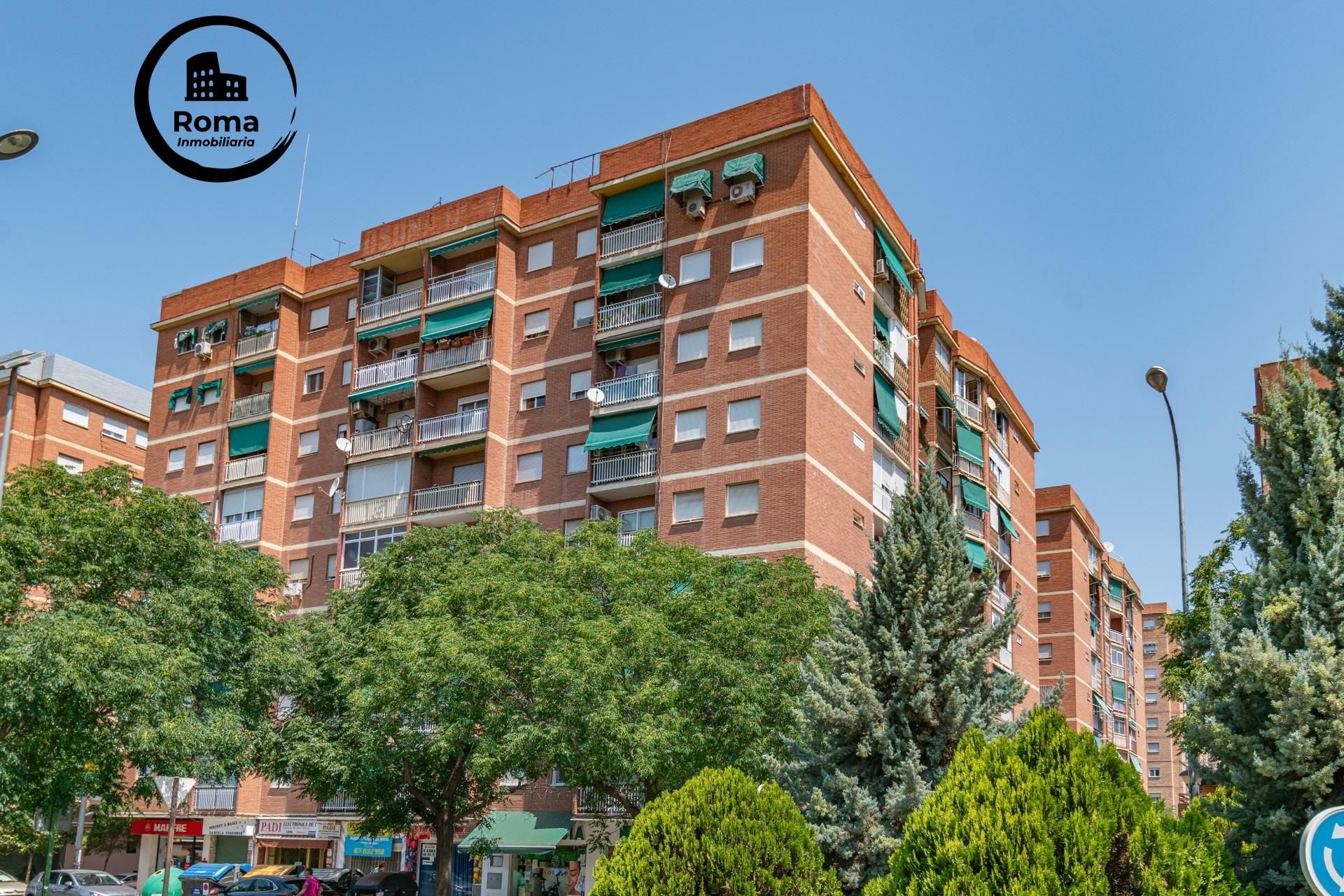 Vista exterior de Pis en venda en  Granada Capital amb Balcó