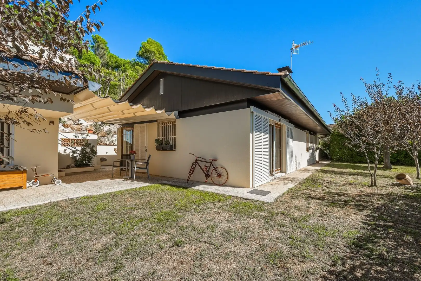 Exterior view of Houses for sale in Montjuïc