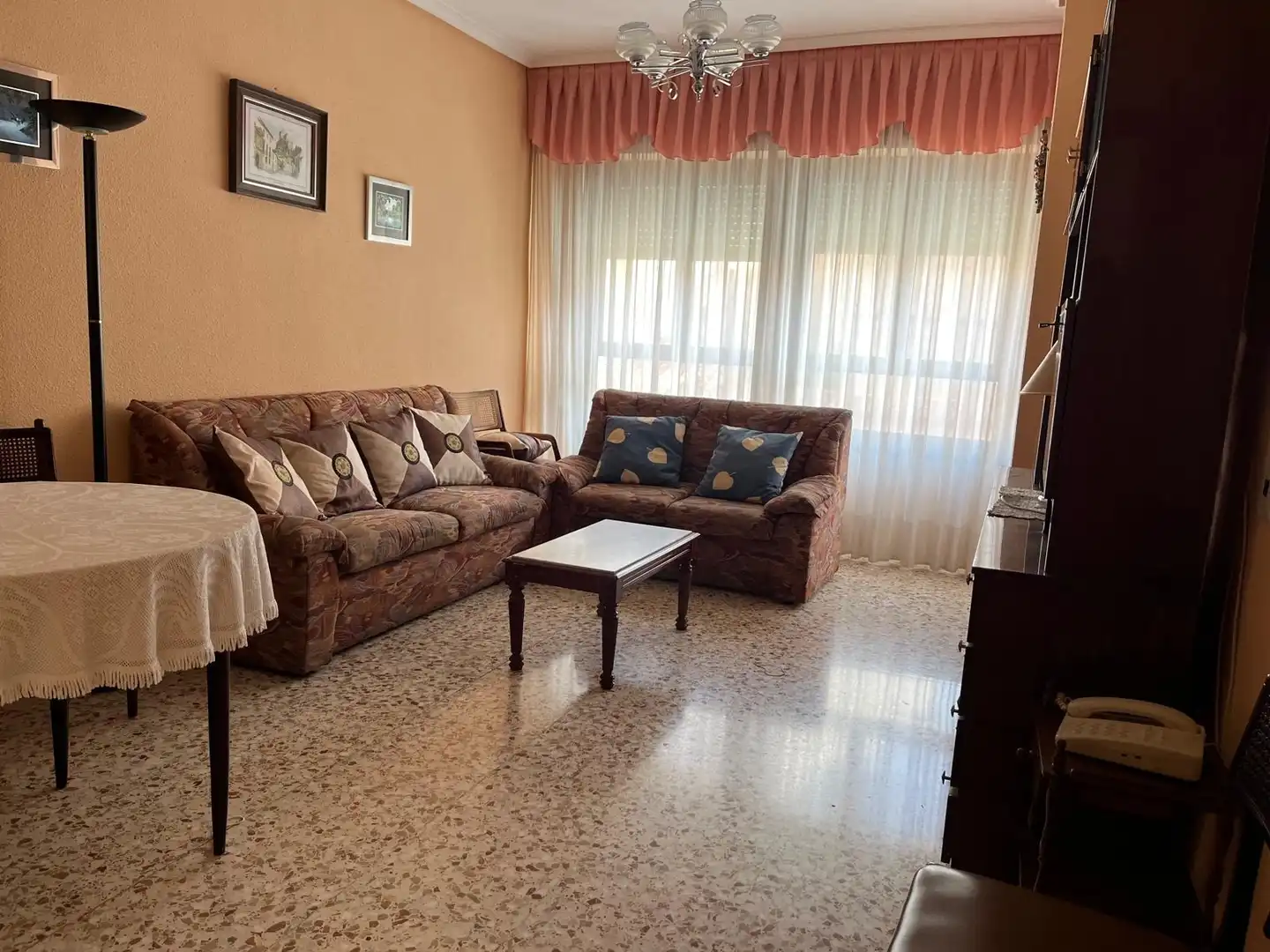 Sala d'estar de Pis en venda en Almansa amb Calefacció i Moblat