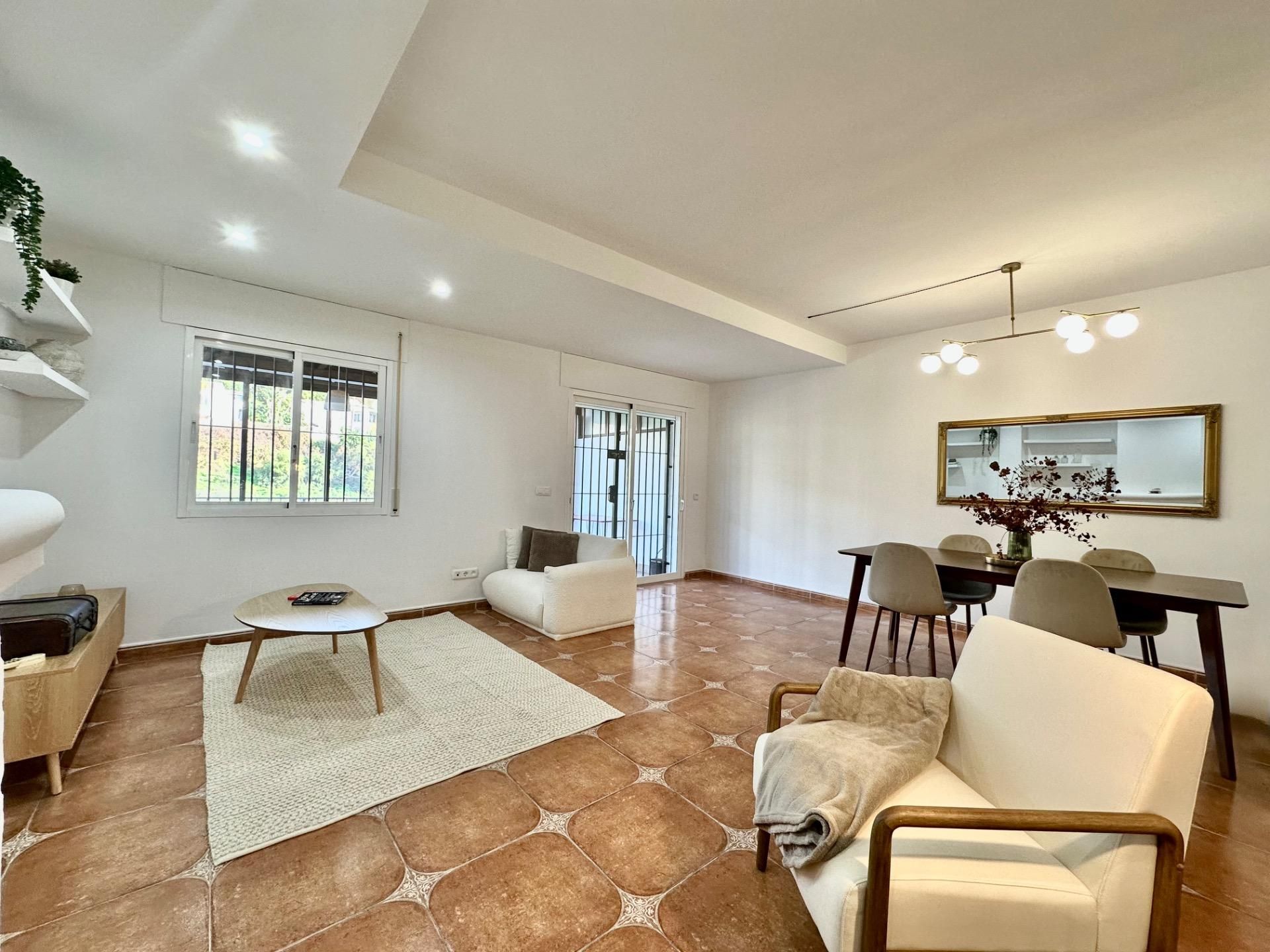 Sala de estar de Casa adosada en venta en Marbella con Jardín privado, Terraza y Piscina comunitaria