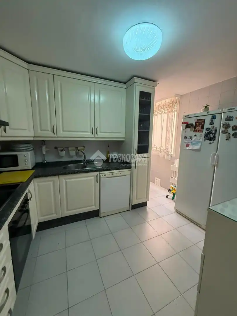 Cocina de Piso en venta en Sevilla con Trastero y Balcón