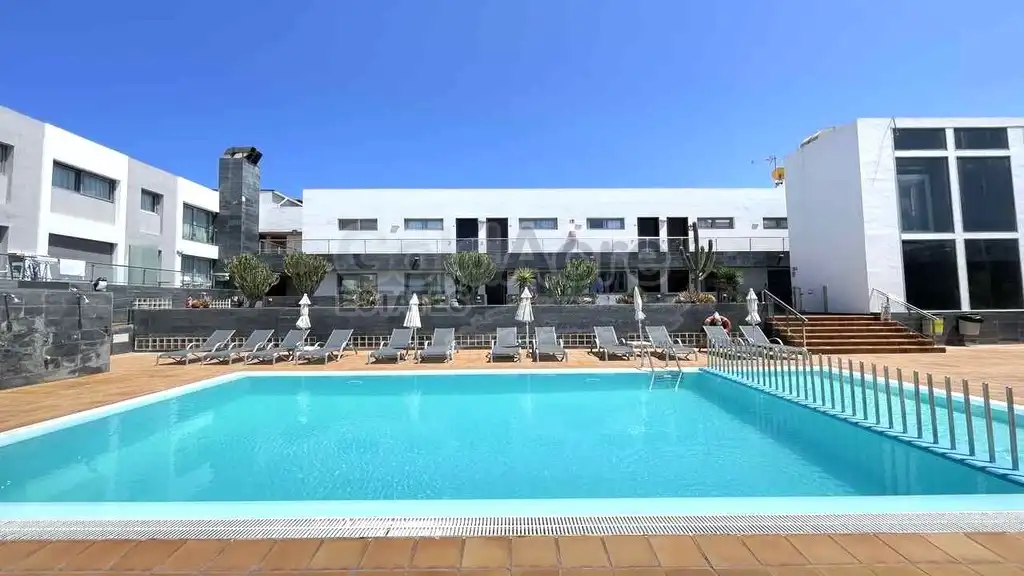 Piscina de Apartament en venda en La Oliva