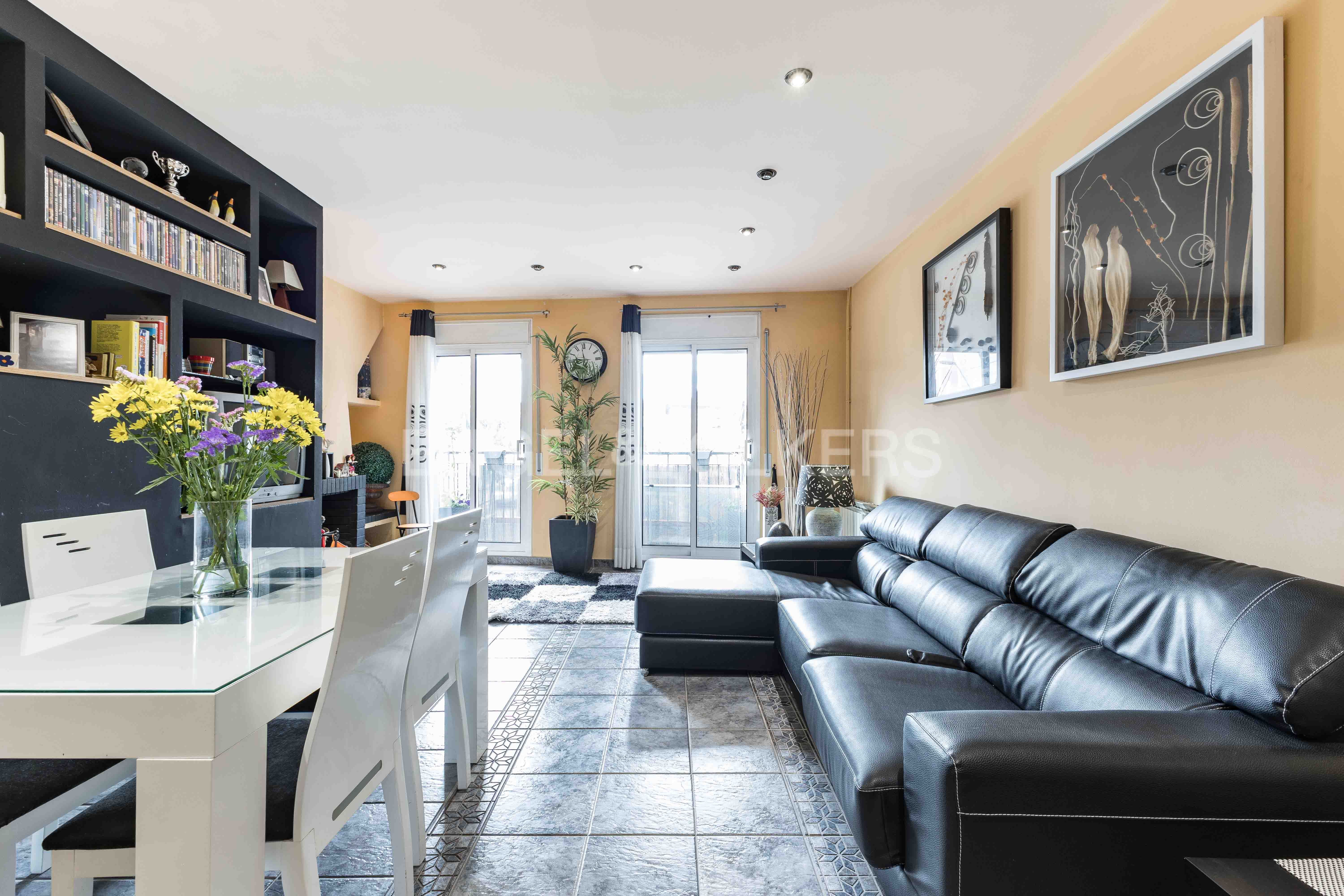 Sala d'estar de Casa o xalet en venda en Sant Feliu de Llobregat amb Aire condicionat, Calefacció i Terrassa