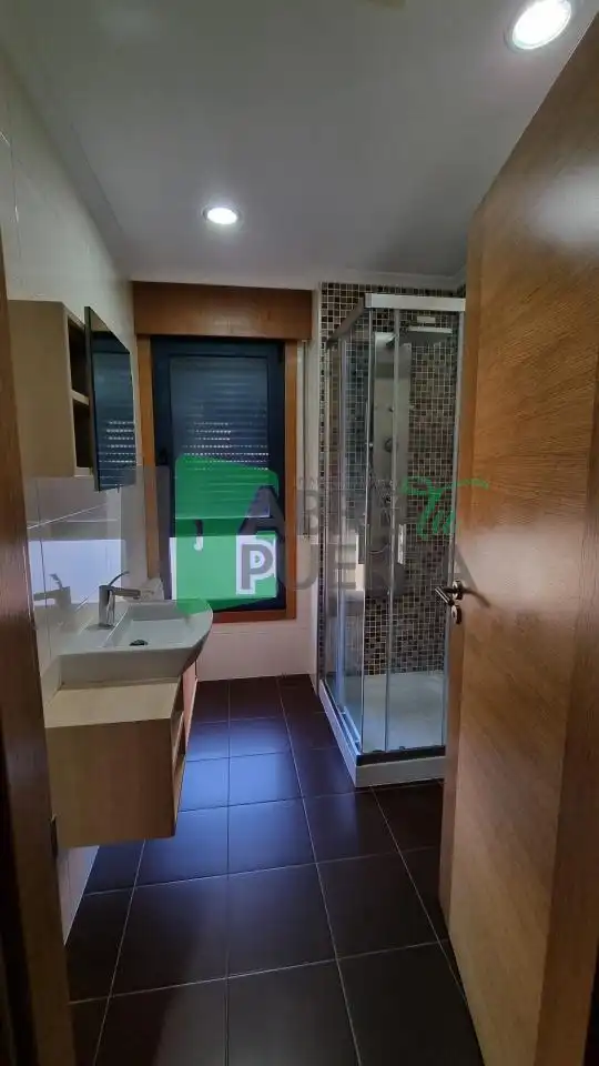 Badezimmer von Wohnung zur Miete in Allariz mit Heizung, Parkett und Möbliert