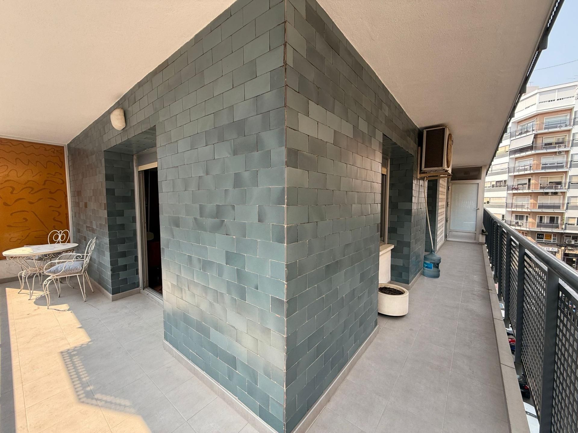 Vista exterior de Piso en venta en Alicante / Alacant con Aire acondicionado, Parquet y Terraza