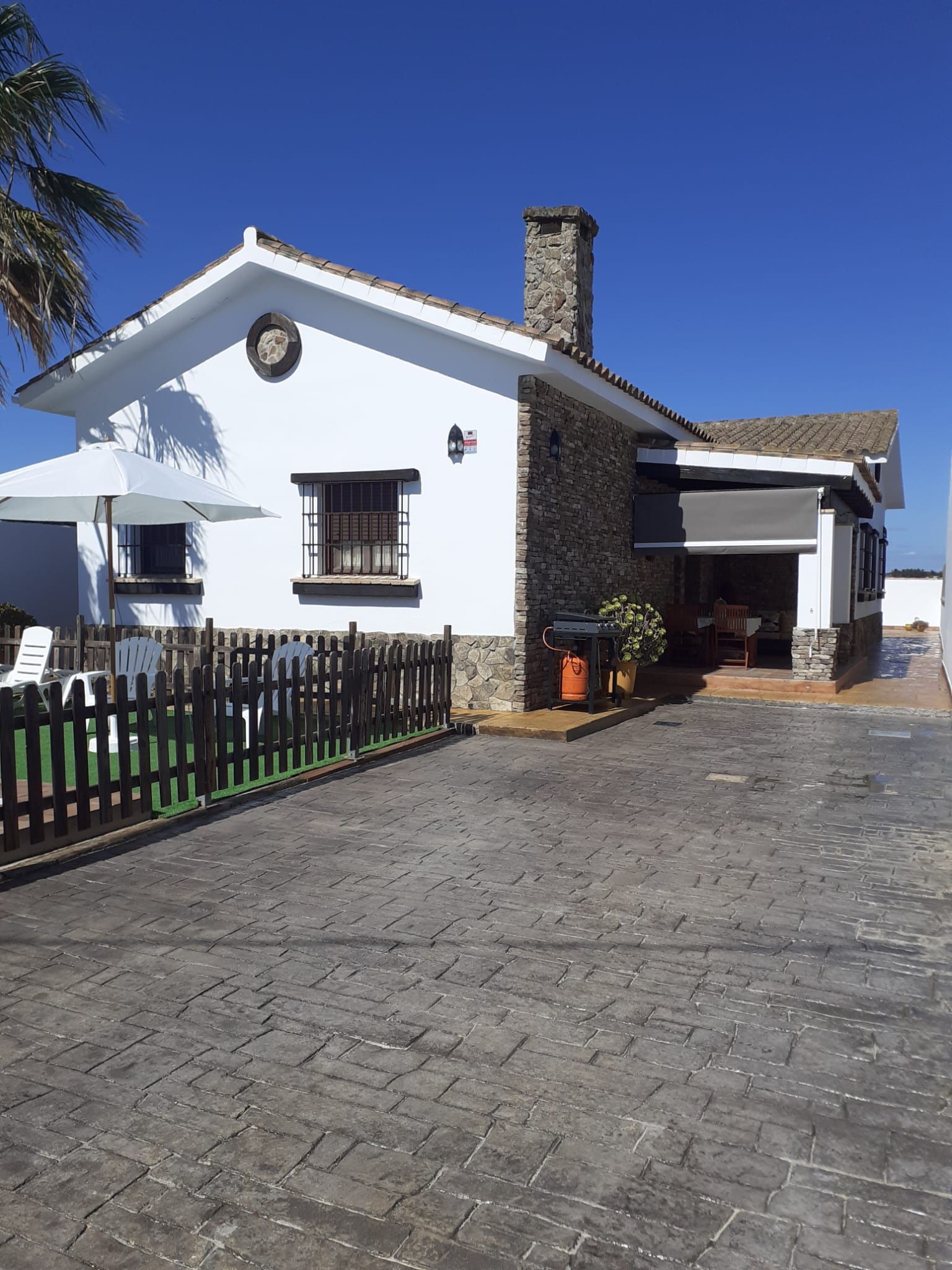 Vista exterior de Casa o xalet en venda en Chiclana de la Frontera amb Jardí privat, Traster i Piscina
