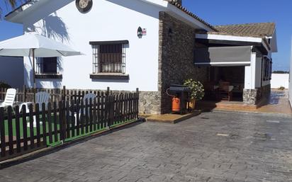 Vista exterior de Casa o xalet en venda en Chiclana de la Frontera amb Jardí privat, Traster i Piscina