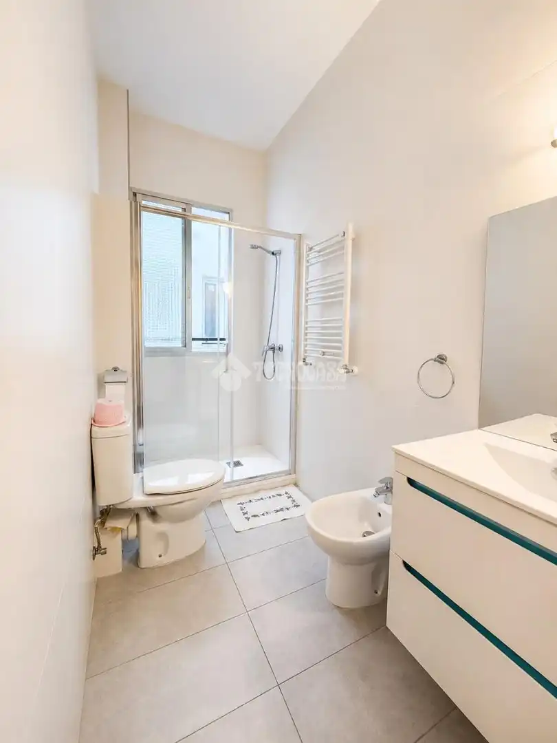 Bathroom of Flat for sale in Madrid  with Air Conditioner and Heating