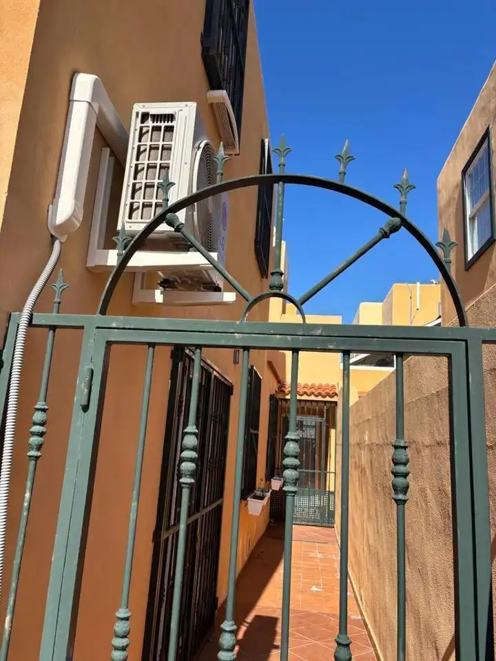 Vista exterior de Casa o chalet en venta en Arona con Aire acondicionado, Terraza y Amueblado