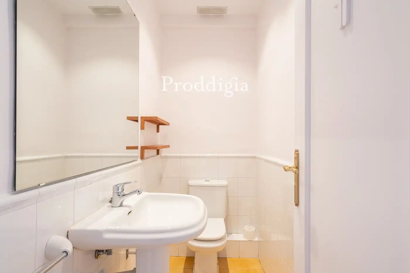 Bathroom of Office for rent in Barcelona  with Air Conditioner and Heating