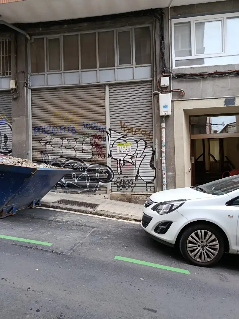 Vista exterior de Local en venda en Bilbao  amb Calefacció i Moblat