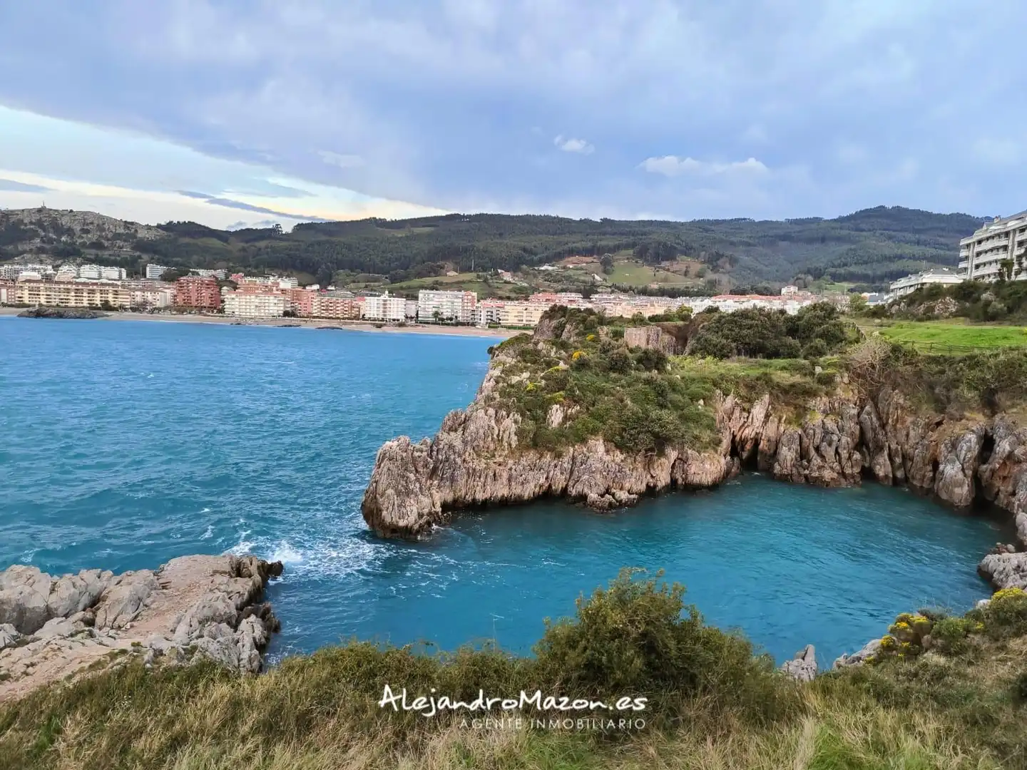 Vista exterior de Piso en venta en Castro-Urdiales con Calefacción, Parquet y Terraza