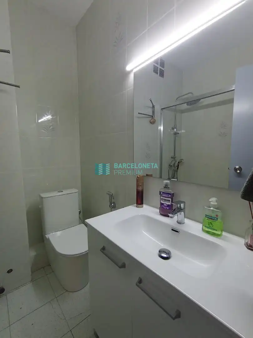Baño de Piso en venta en Barcelona con Calefacción, Terraza y Alarma