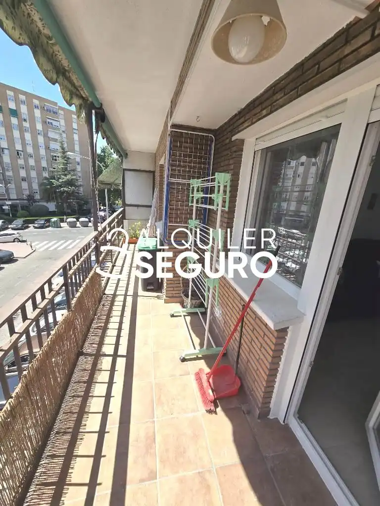 Vista exterior de Pis de lloguer en Alcalá de Henares amb Calefacció, Terrassa i Moblat
