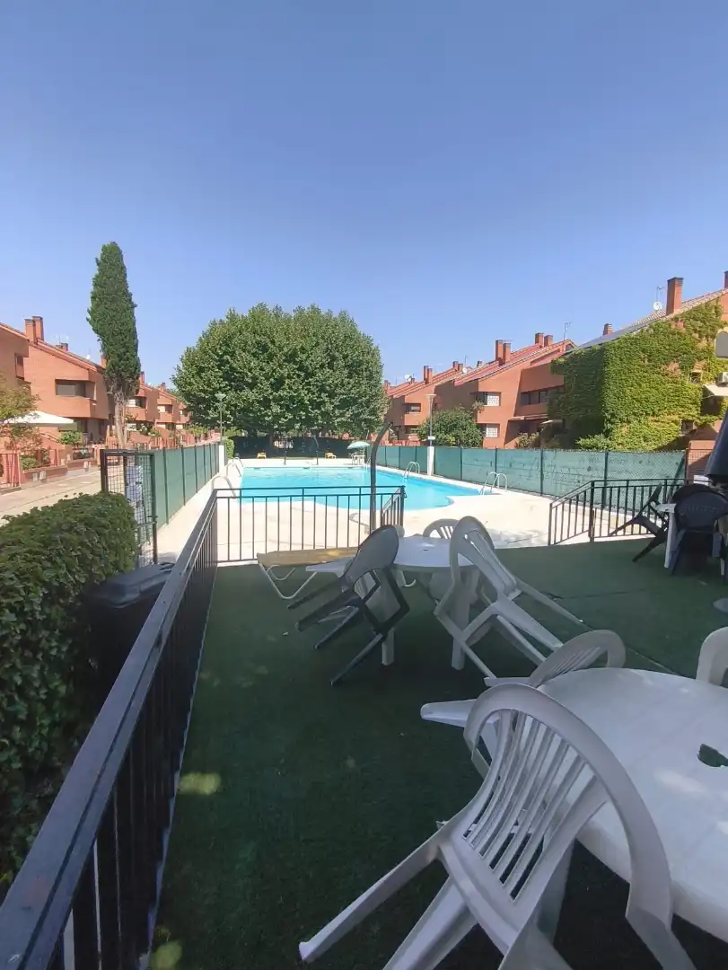 Schwimmbecken von Einfamilien-Reihenhaus zum Verkauf in Getafe mit Klimaanlage, Heizung und Privatgarten