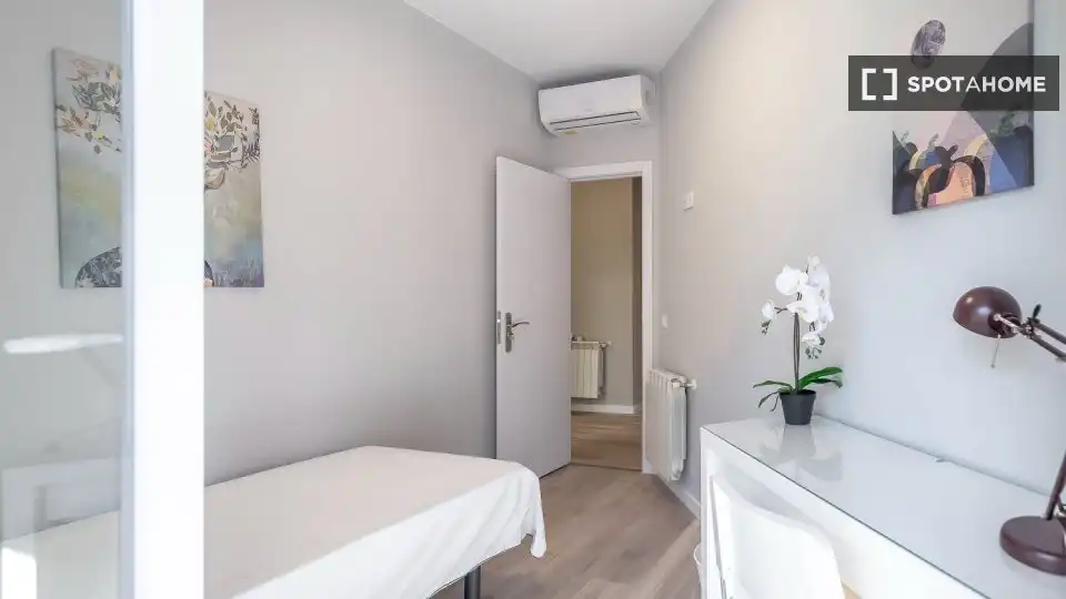 14 hab, 1m² en Numancia, Puente de Vallecas, Madrid