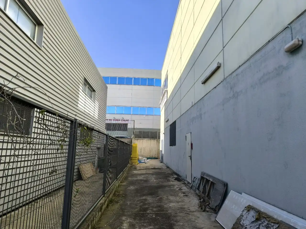 Vista exterior de Nave industrial en venta en Badalona