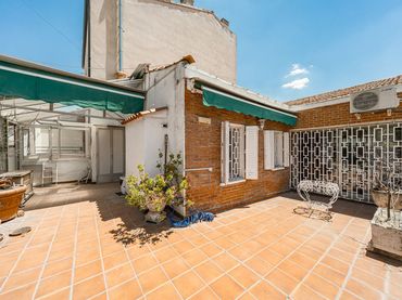 House with balcony for sale in Calle De Luis Camoens