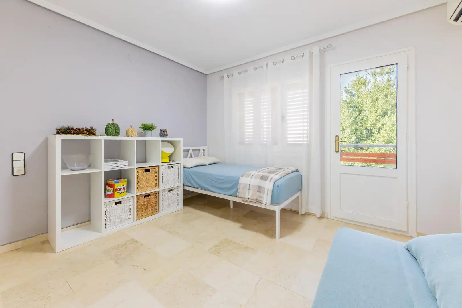 Dormitori de Casa o xalet en venda en Requena amb Jardí privat, Terrassa i Piscina