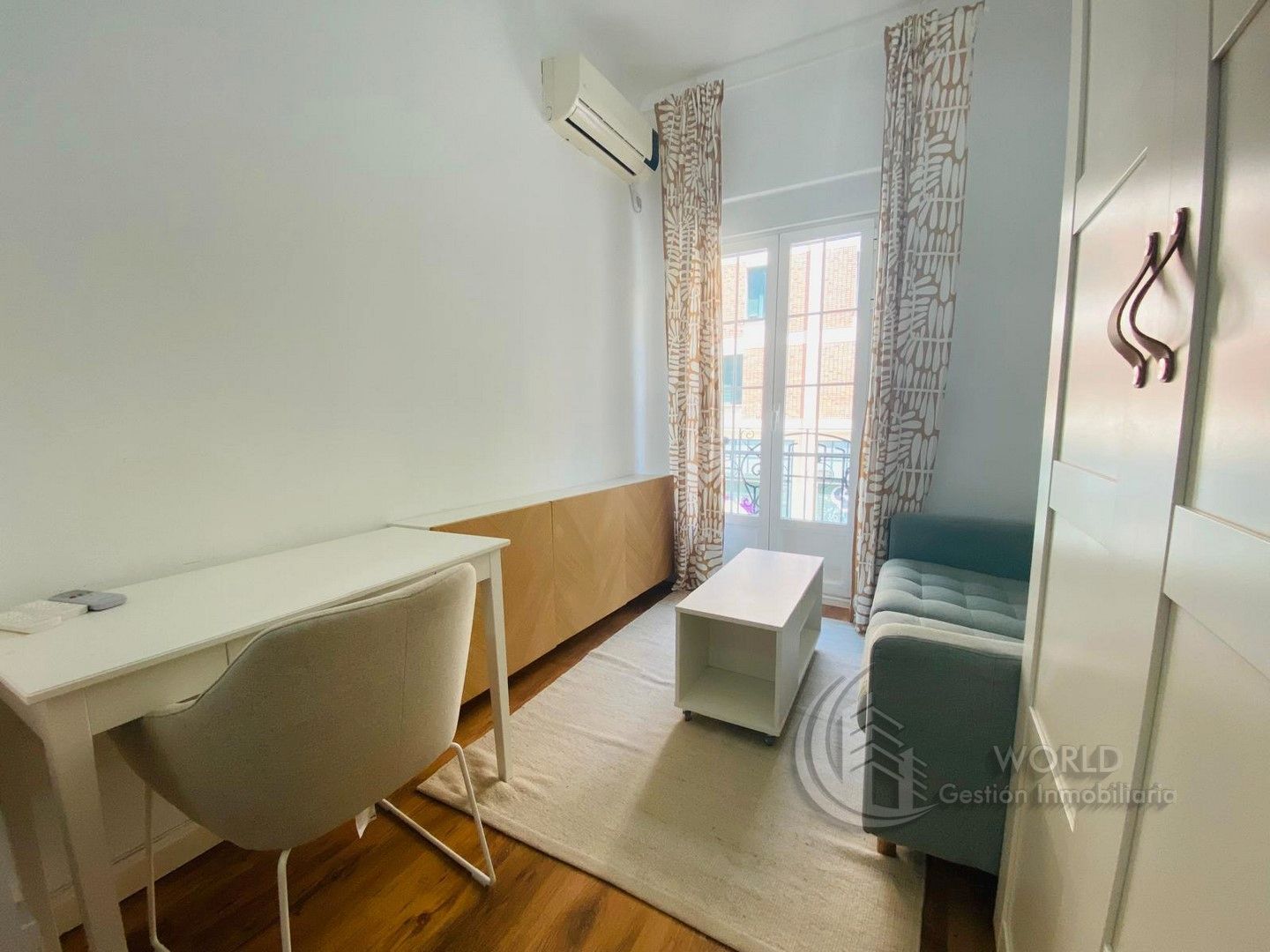 Sala d'estar de Estudi de lloguer en  Madrid Capital amb Aire condicionat, Calefacció i Moblat