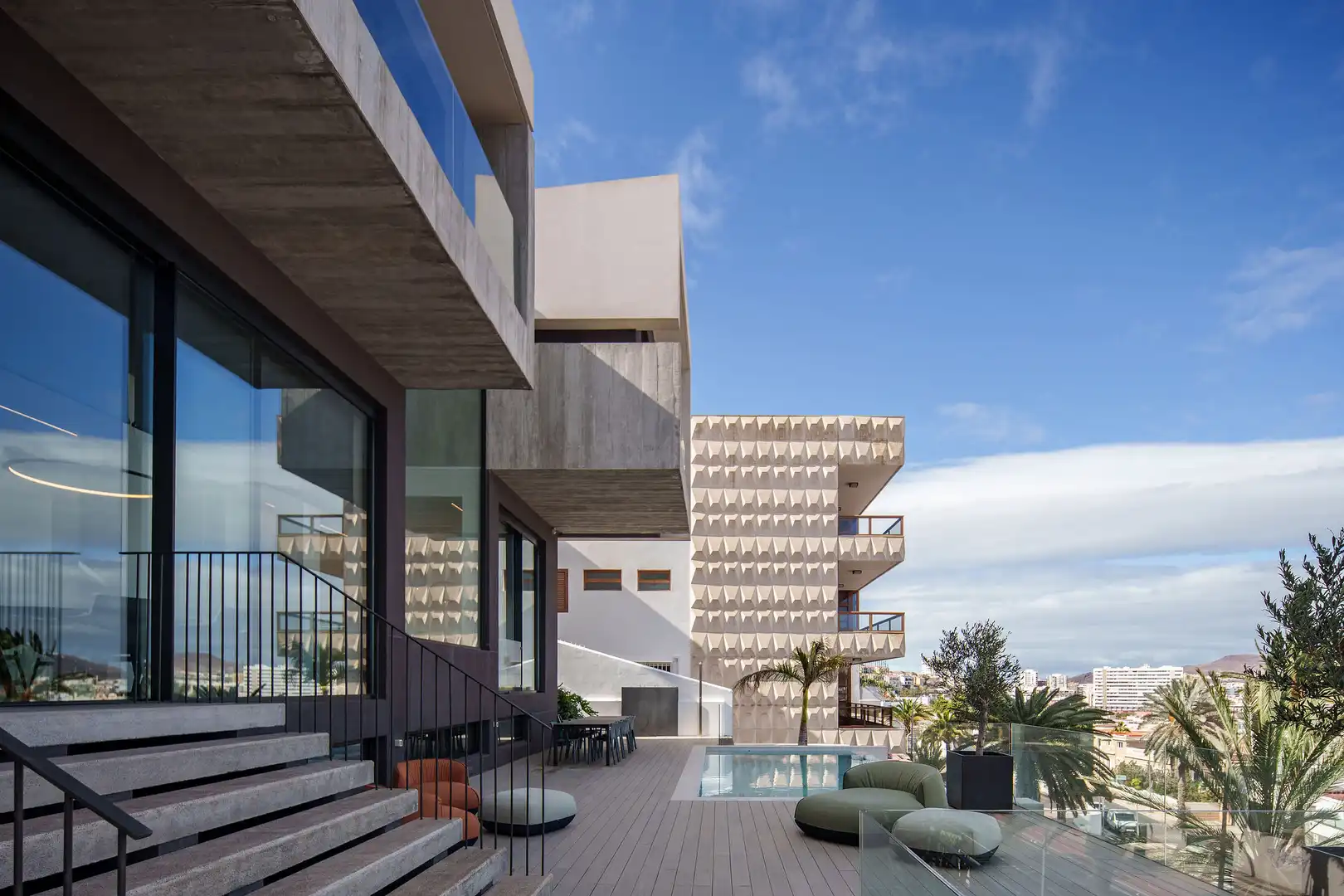 Vista exterior de Casa o xalet en venda en Las Palmas de Gran Canaria amb Aire condicionat, Calefacció i Jardí privat
