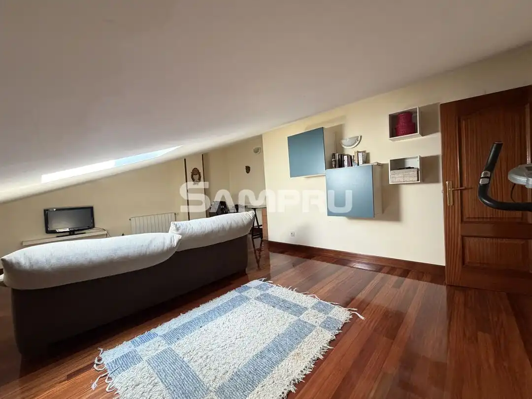 Wohnzimmer von Dachboden zum Verkauf in Arrasate / Mondragón mit Heizung und Balkon