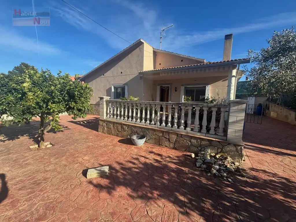 Exterior view of Houses for sale in La Bisbal del Penedès  with Oven and Microwave