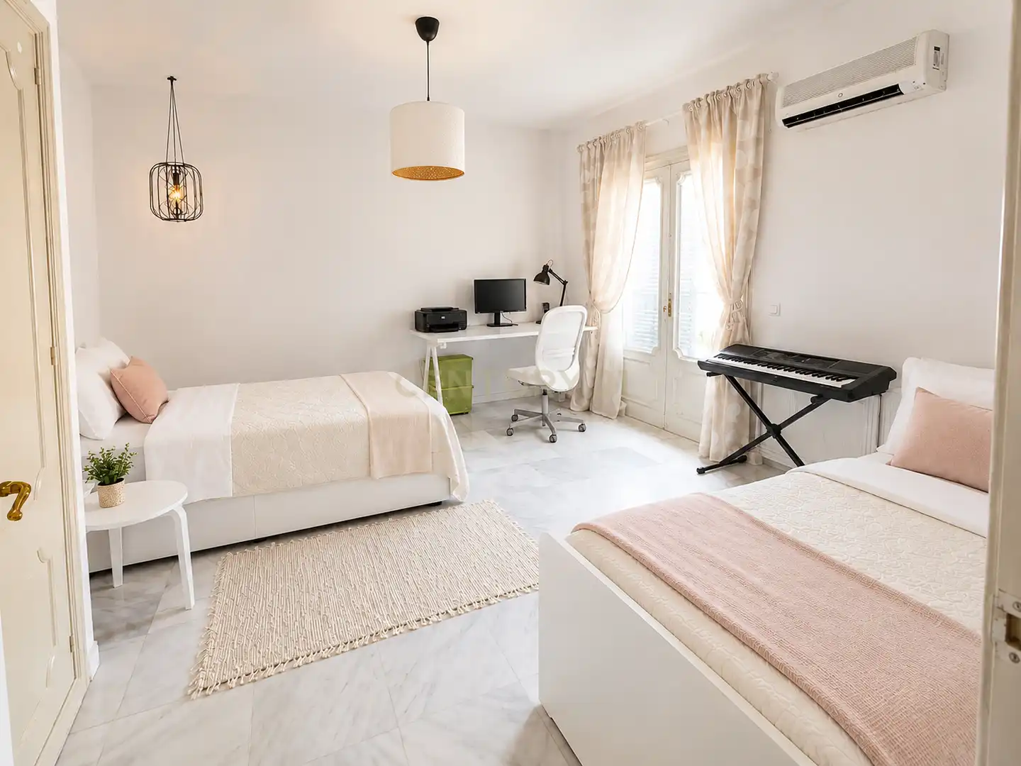 Schlafzimmer von Wohnungen zur Miete in Benalmádena mit Klimaanlage, Privatgarten und Schwimmbad