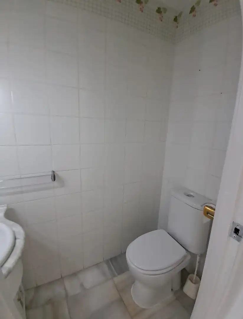 Bany de Casa adosada de lloguer en Tomares amb Aire condicionat i Piscina